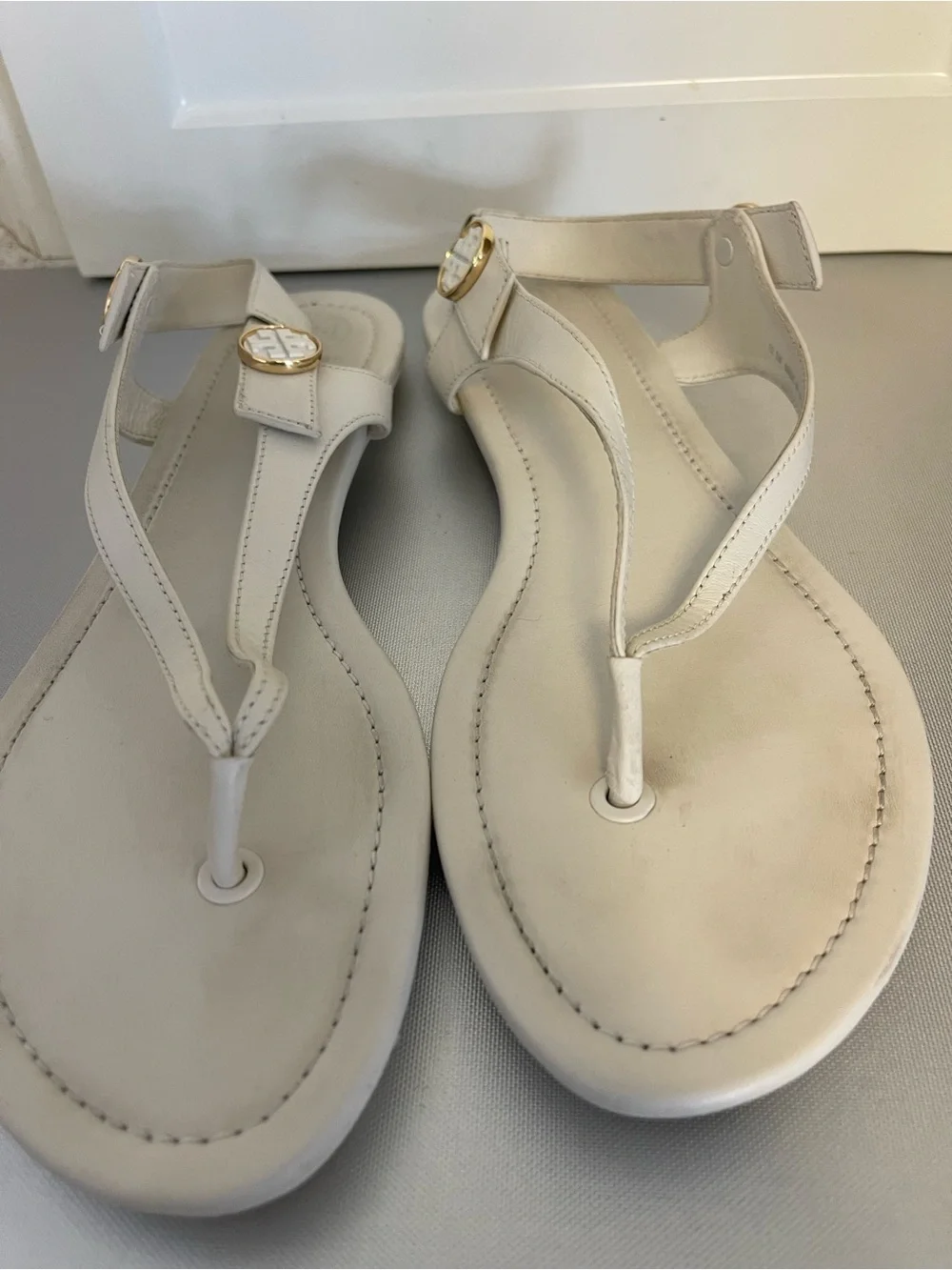 Tory Burch Women's Beige T-Strap Thong Sandals - Neutral Casual Style Sz 10.5M